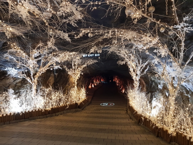 광명동굴은 예로부터 황금광산으로 유명한 곳이어서 지금도 여전히 황금이 많이 매장되어 있다