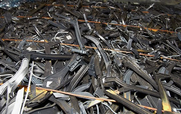 데일리메일은 이 같은 옷걸이 문제의 주범으로 ‘패스트패션’을 꼽고 관련 업계에 반성과 대책을 촉구했다./사진=데일리메일