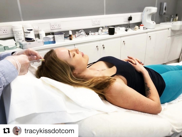 환자 트레이시 키스가 줄기세포 치료를 받고 있다.(사진=트레이시키스닷컴)
