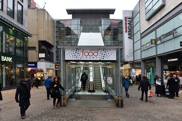 식당가에서 즐겁게 식사를 마치고 나오는 사람들을 물끄러미 바라보는 노숙인 앞에는 찌그러진 냄비만이 덩그러니 놓여 있을 뿐이었다. 사진은 달링턴이 스미스를 만난 영국 맨체스터 안데일 쇼핑센터의 푸드코트 앞 전경./사진=맨체스터 이브닝 뉴스