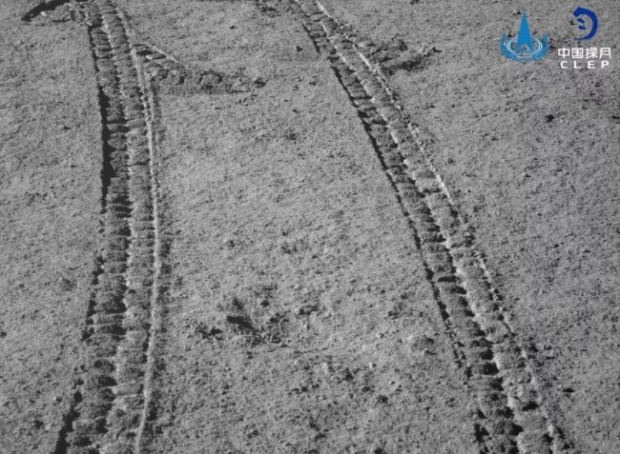위투 2호의 바퀴 자국.  탐사 로버가 달 표면을 탐사하면서 바닥에 남긴 자국이다.(출처: China Lunar Exploration Project) 
