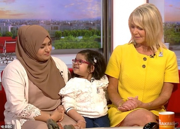 장기 기증을 통해 간을 이식받은 6세 소녀(가운데)와 그 어머니 루브나(왼쪽), 그리고 장기 기증자 톰 윌슨의 어머니 리사(오른쪽)가 함께 BBC 아침 방송에 출연했다.