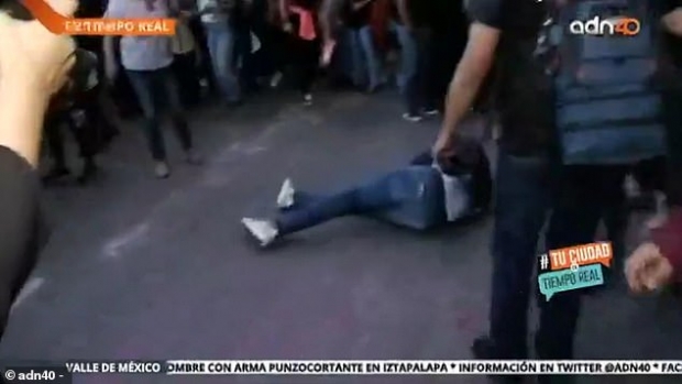 히메네스 기자는 정체불명의 남성에게 얼굴을 얻어맞아 그대로 콘크리트 바닥에 쓰러졌다.(사진=ADN 40)