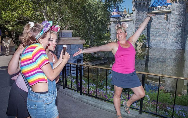 캐나다 앨버타에서 교사로 일하고 있는 리처드슨은 “오래된 티켓이라 입장이 거절되면 어쩌나 망설여지기도 했고 걱정도 됐지만 들어갈 수 있어서 다행이었다”면서 “이제는 딸들이 그때의 내 나이가 됐지만 나 역시 소녀로 돌아간 기분으로 여행을 마칠 수 있었다”며 기뻐했다./사진=디즈니랜드