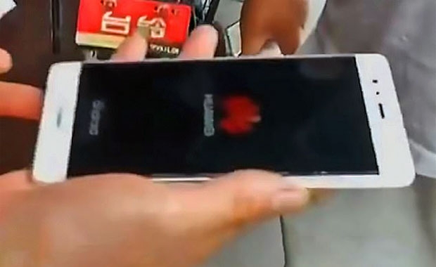 리우가 사용하던 화웨이 스마트폰. 리우는 사고 당일 구매한 저가의 비정품 충전기로 스마트폰을 충전하다 감전 사고를 당했다./사진=장시성TV