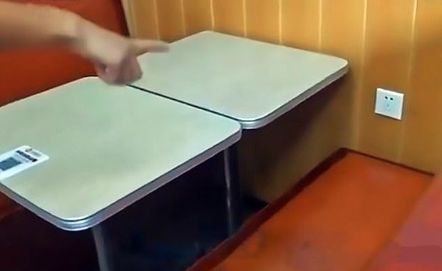 리우는 패스트푸드점 좌석 안쪽에 설치돼 있던 콘센트에 충전기를 꽂아 스마트폰을 충전시키다 변을 당했다./사진=장시성TV