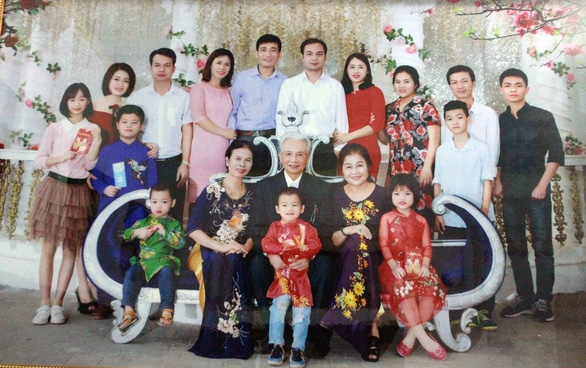 응웬 득 록의 두 아내, 자녀 및 손자들이 함께 찍은 가족사진