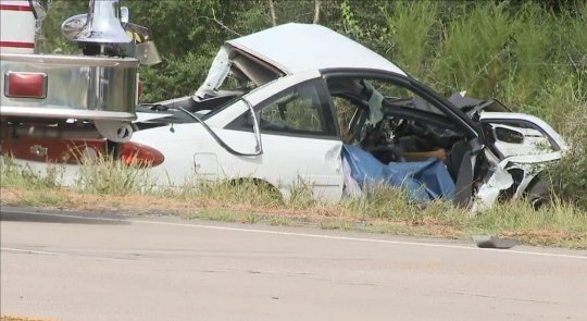 픽업트럭과 충돌한 승용차는 형태를 알아보기 어려울 정도로 심하게 파손되고 말았다.(사진=KFDM)
