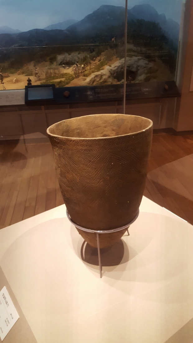 서울 암사동에서 출토된 신석기 시대의 빗살무늬토기. 박물관에는 다양한 시대의 유물들을 만날 수 있다