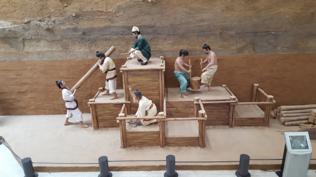 박물관 입구 로비에 들어서면 풍납토성 흙단면을 그대로 전사한 흙벽이 있어 관람객들의 눈길을 끈다