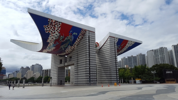 올림픽 공원 입구에 있는 평화의 문. 건축가 김중업이 올림픽을 기념하여 사신도를 그려넣었다