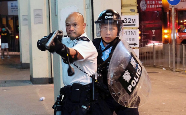 시위대를 향해 총을 겨눈 홍콩 경찰에 대한 영웅 대접은 중국 당국이 라우 경사를 건국 70주년 기념행사에 공식 초청하는 것으로 정점을 찍었다./사진=로이터 연합뉴스