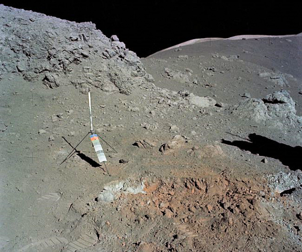 1972년 아폴로 17호 타우루스-리트로 착륙지 근처에서 발견된 오렌지색 토양. 문제의 오렌지색 토양은 달의 지질학자들에 의해 36억 4천만 년 전에 일어난 화산 폭발에서 생성된 것이라는 사실이 증명되었다(출처: Apollo 17 Crew/NASA)