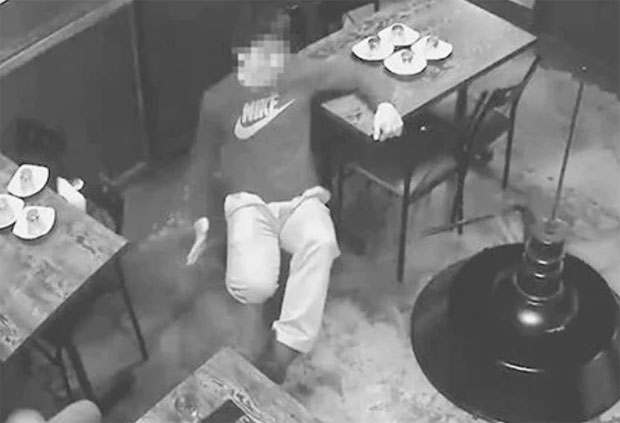 호주 시드니에 있는 한 한국 음식점이 만취한 손님에게 계속해서 술을 제공한 뒤 정신을 잃은 상태로 방치해 주 당국의 경고를 받았다./사진=해당 업장 CCTV