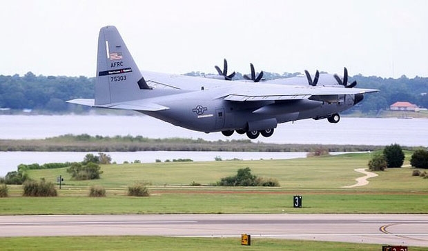 미 공군 제53기상관측대 소속 허리케인 헌터 부대는 개조된 미 공군기를 타고 허리케인을 관측한다./사진=미 공군