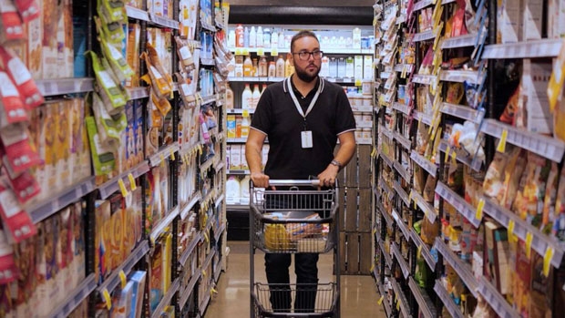 무거운 박스를 들고 하루 1만5000개의 계단을 오르락내리락하는 게 쉬운 일은 아니었지만, 마르티네스는 이를 악물었다. 그 덕분일까. 점차 배달 일에 익숙해졌고 높은 계단도 단숨에 올라갈 정도가 되었다./사진=굿모닝아메리카