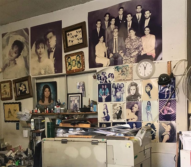 투옹의 사진관 벽면에는 과거 투옹 가족의 사진은 물론 투옹에게 사진을 찍은 고객들의 옛날 사진으로 가득차 있다./사진=톰스원아워포토랩 인스타그램