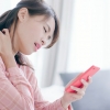 스마트폰으로 인한 목 통증, 여성이 남성보다 심한 이유 (연구)