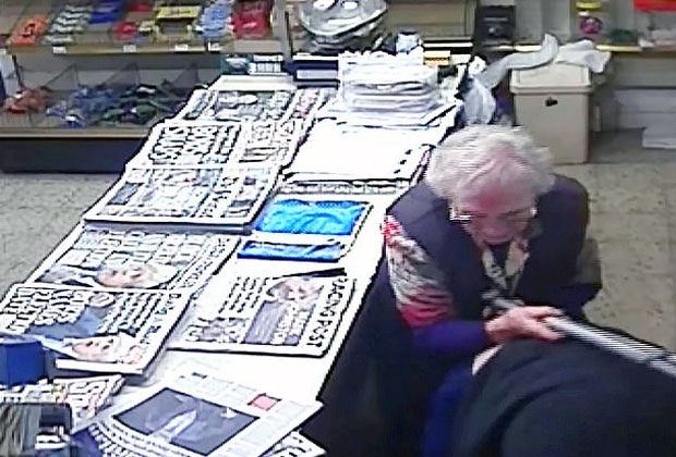 사진=잉글랜드 스태퍼드셔주 스토크 온 트렌트 핸리 마을 준 터너 할머니 신문잡화점 CCTV