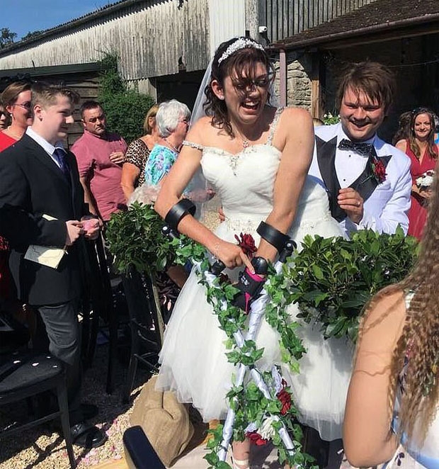 결혼 4개월 전부터 차츰 특수장치의 도움을 받아 카팔디와 함께 걷는 연습을 한 맥고완은 결국 결혼식 당일 느리지만 꼿꼿하게 걸으며 완벽한 신부입장을 선보였다./사진=데일리메일 캡쳐