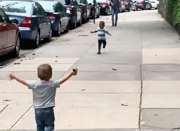 생의 절반을 함께 보낸 ‘절친’과 오랜만에(?) 상봉한 아기들이 두 팔 벌려 서로를 반기는 사랑스러운 모습이 포착됐다./사진=마이클 시네로스 페이스북
