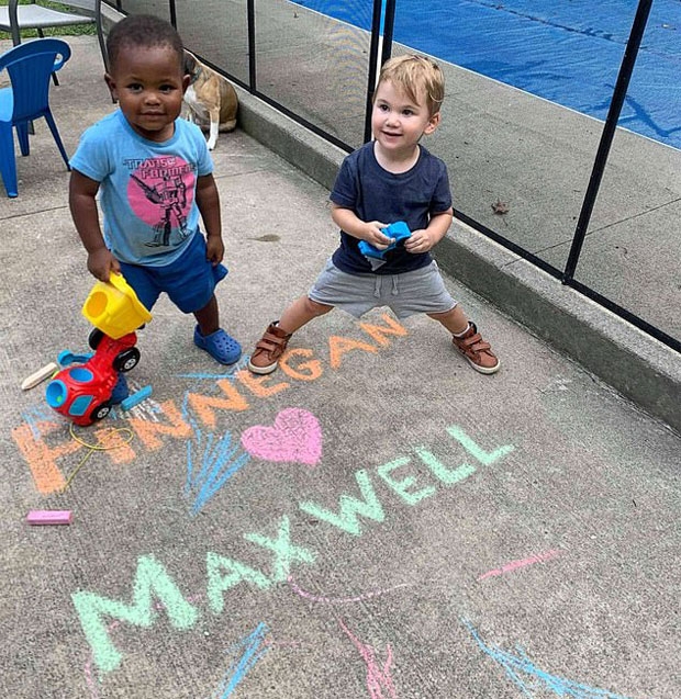 1년 전 처음 만나 단짝이 된 맥스웰(왼쪽)과 피니건(오른쪽)/사진=마이클 시네로스 페이스북