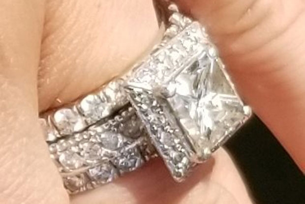 비록 재혼을 하지만 마이클이 항상 자기 삶의 일부가 되기를 바랐던 그녀는 마이클과의 결혼반지를 재혼 반지로 새롭게 디자인했고 밥 역시 그런 그녀를 마음 깊이 이해해주었다.