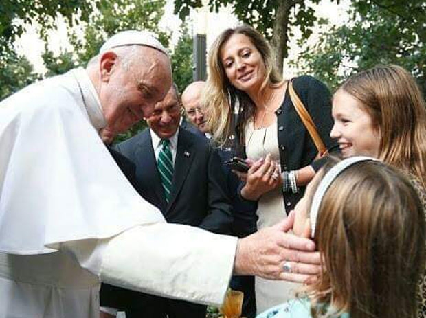 교황은 2015년 열린 9.11테러 추모식에서 마이클과의 결혼반지로 만든 밥과의 재혼반지에 축복했다./사진=트위터