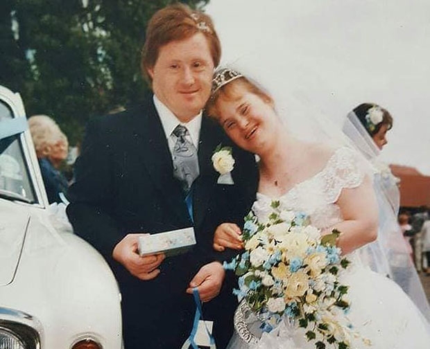 장애인 교육센터에서 처음 만나 사랑에 빠진 두 사람은 18개월의 열애 끝에 지난 1995년 7월 결혼에 골인했다.