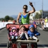 세 아이 태운 유모차 밀고 달려 마라톤 신기록 세운 ‘슈퍼맘’