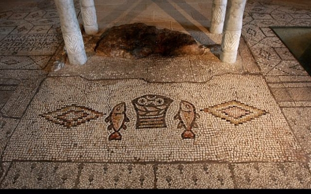 예수 그리스도가 빵 5개와 물고기 2마리로 5000명을 먹였다는 ‘오병이어의 기적’이 일어난 장소가 알려진 것과는 다를 수 있다는 주장이 나왔다./사진=마이클 아이젠버그