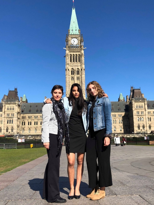 에마 린(가운데)과 그녀의 어머니 캐서린 카트먼(왼쪽).