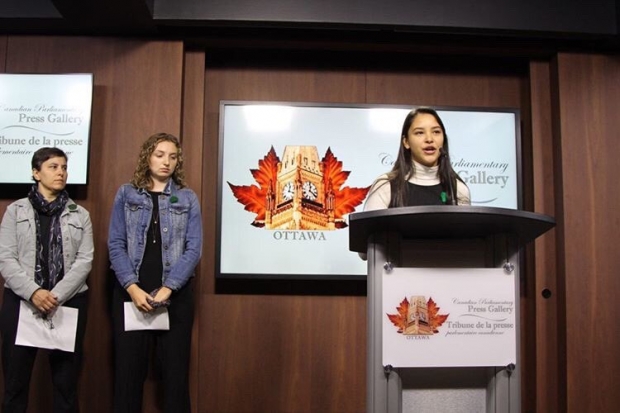 몬트리올 맥길대 재학생 에마 림(18)이 지난 16일(이하 현지시간) 수도 오타와의 팔러먼트 힐에서 ‘노 퓨처, 노 칠드런’(#No Future, No Children) 운동을 공식적으로 전개했다.