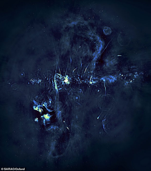 우리은하 중심의 전파 이미지. 밝은 점상으로 보이는 부분이 우리은하 평면이고, 새로운 거품 구조가 그 양쪽으로 확대되고 있는 것을 볼 수 있다.