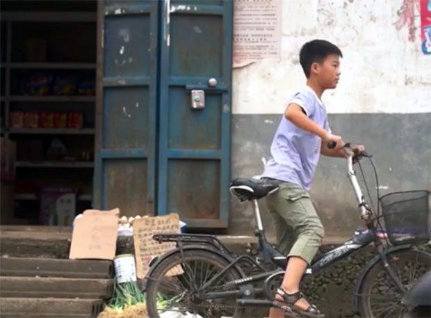 새벽 5시, 옌 이항(11)이 눈을 비비고 일어나 밭으로 향했다. 자라난 대파를 뽑아 흙을 털어내고 다듬은 소년은 자전거를 타고 어디론가 발걸음을 재촉했다./사진=리스핀 캡쳐