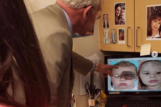 러시아의 외과 전문의이자 종양학자인 파벨 보리소비치 포포프 박사가 자신의 환자 사례에 대해 설명하는 모습.(사진=고펀드미)