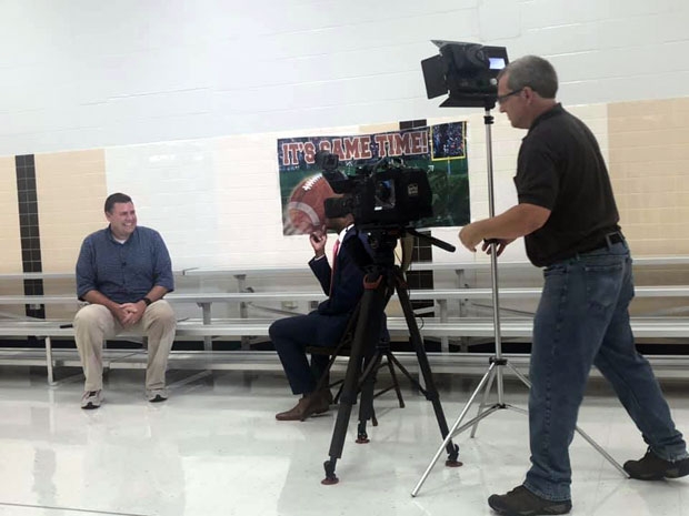 아름다운 스승과 제자의 사연이 전해지자 곳곳에서 인터뷰 요청이 쇄도했다. 사진은 교사 짐 프리먼이 지역방송국과 인터뷰 중인 모습./사진=셸리 킹 페이스북