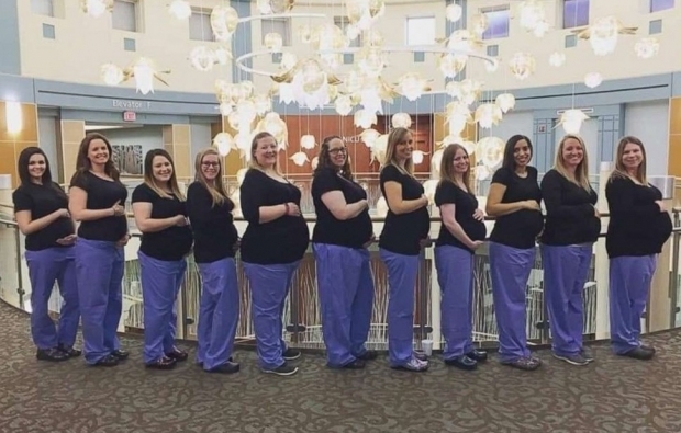 지난 4월 동시 임신 소식을 전한 미국 오하이오 주 데이턴에 위치한 마이애미 밸리 종합병원 간호사 11명