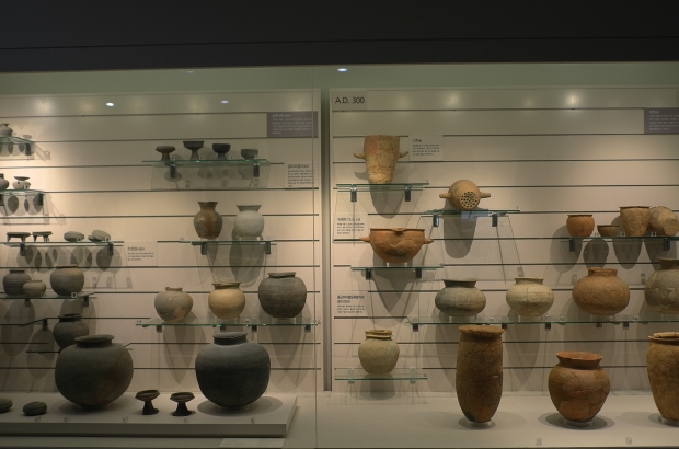 농경문화의 발전 정도에 따라 다채로운 형태의 토기 및 농경도구들이 시대별로 잘 구분 전시되어 있다