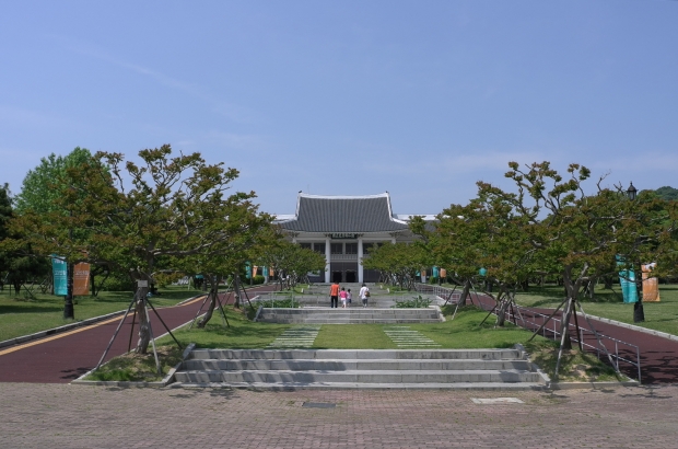 국립광주박물관 옥외 정원은 아이들이 뛰어 놀기에는 더할 나위 없이 편안하고 아늑한 곳이다