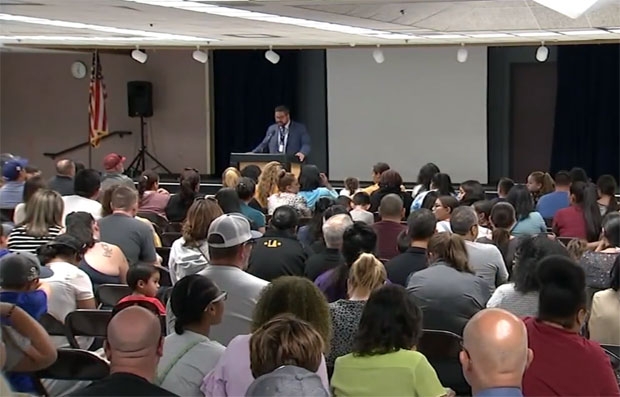 디에고 사망과 관련한 공청회에는 학생과 학부모 수십 명이 참석해 울분을 토해냈다. 학부모 앞에서 사건 설명 중인 랜드마크중학교 교장 스콧 워커/사진=ABC뉴스