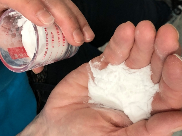 연구진이 빙하 유실을 막기 위해 제시한 대책은 미세한 모래나 소금처럼 아주 작게 만든 유리 구슬을 뿌려 빛을 반사하는 것이다.