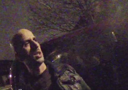 신고 당일 경찰에게 자초지종을 설명하고 있는 택시기사의 모습이 경찰의 바디캠에 찍혔다