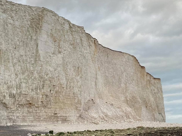 폭풍우가 몰아친 지난 30일에는 세븐 시스터스의 절벽 일부가 부서지기도 했다./사진=영국 벌링갭 해안 경비대 페이스북