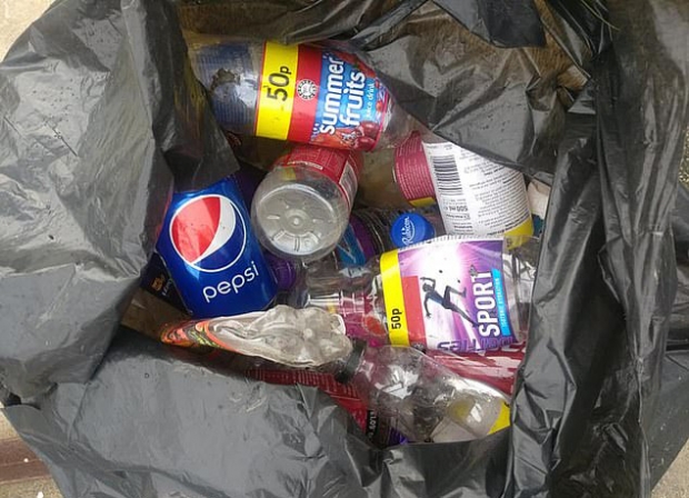 루이가 거리에서 치운 빈 플라스틱병과 유리병 그리고 알루미늄캔이 담긴 쓰레기 봉투.(사진=스테이시 로버트슨/페이스북)