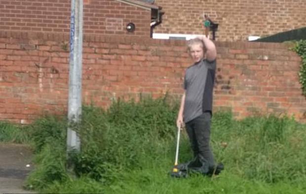 루이는 자신과 친구들이 거리에 버린 쓰레기를 지적한 여성에게 무례하게 굴지 않았다면서 여성이 그렇게 말했을 데 자신은 근처 식당에서 음식을 사고 있었다고 주장했다.(사진=스테이시 로버트슨/페이스북)