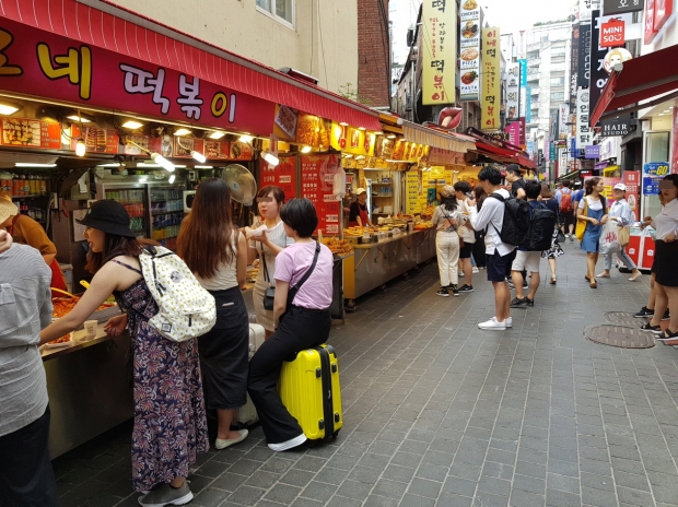 명동에는 큰길 이외에도 골목 골목마다 다양한 여행의 재미를 안겨주는 볼거리, 먹거리 공간이 많다.