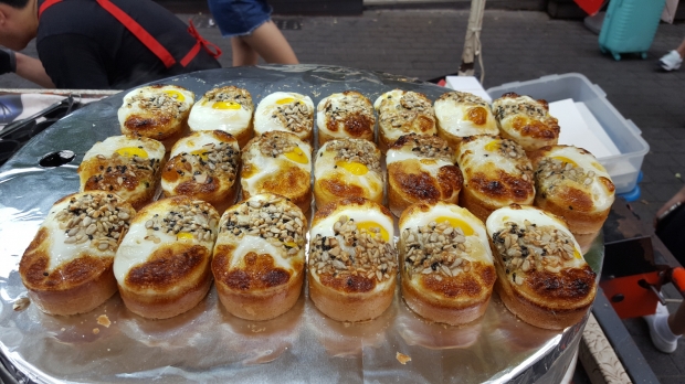 먹음직스러운 계란빵, 주로 중국인, 일본인 위주의 관광객들이 선호하는 길거리 음식들이 많다.