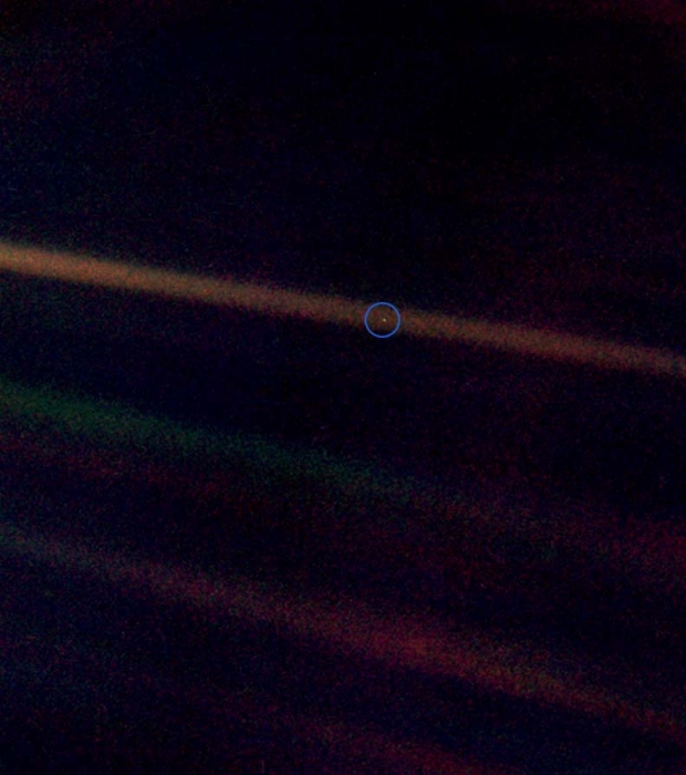 ‘창백한 푸른 점’(Pale Blue Dot). 61억㎞ 거리에서 촬영한 지구의 사진. 태양 반사광 속에 있는 파랑색 동그라미 속 희미한 점이 지구이다.(사진=퍼블릭도메인)