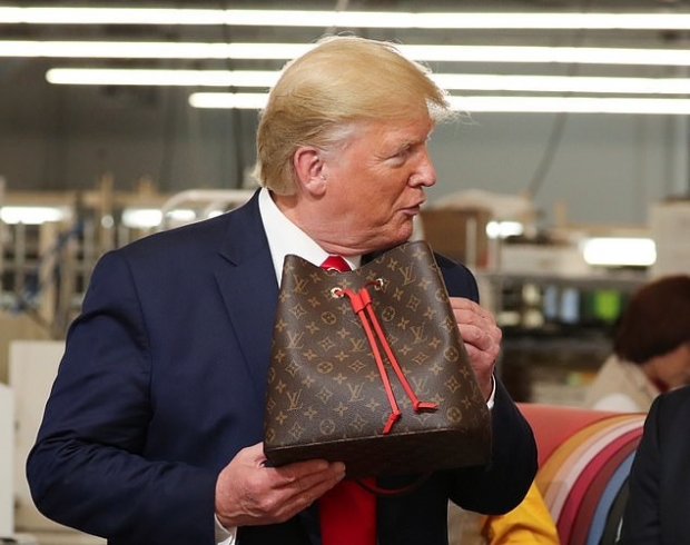 사진=미국 텍사스에 문을 연 루이비통의 새 생산공장을 견학하는 도널드 트럼프 미국 대통령(로이터·연합뉴스)